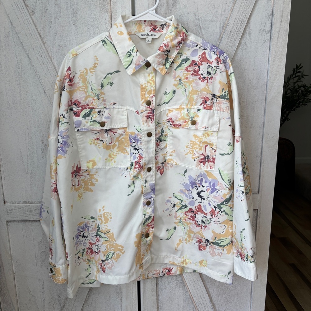 Davi & Dani Floral Shirt Jacket Women’s Medium White Long Sleeve Button-Down
